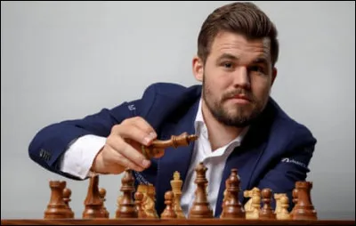 Magnus Carlsen, né le 30 novembre 1990 à Tønsberg en Norvège, est le n°1 mondial au classement Elo et le champion du monde entre 2013 et 2023. À quel âge devient-il n°1 mondial ?