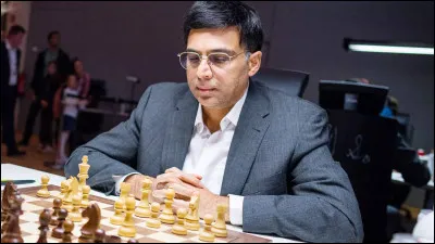Viswanathan Anand, dit Vishy Anand est né le 11 décembre 1969 à Chennai en Inde. Il est devenu champion du monde des échecs en décembre 2000 en battant Alexeï Chirov à Téhéran. À quel âge devient-il grand maître international ?