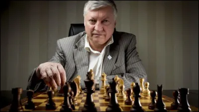 Anatoli Karpov, plus grand rival de Garry Kasparov est une légende russe née le 23 mai 1951. Combien de tournois officiels a-t-il remportés au cours de sa carrière ?