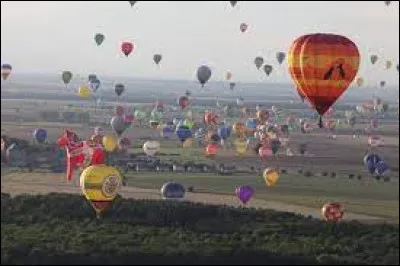 Combien de montgolfières ont décollé en même temps à Chambley en 2015, battant ainsi le record du monde ?