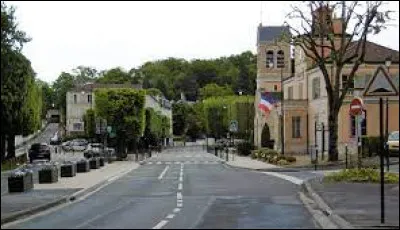 Laquelle de ces propositions concernant Marnes-la-Coquette est fausse ?