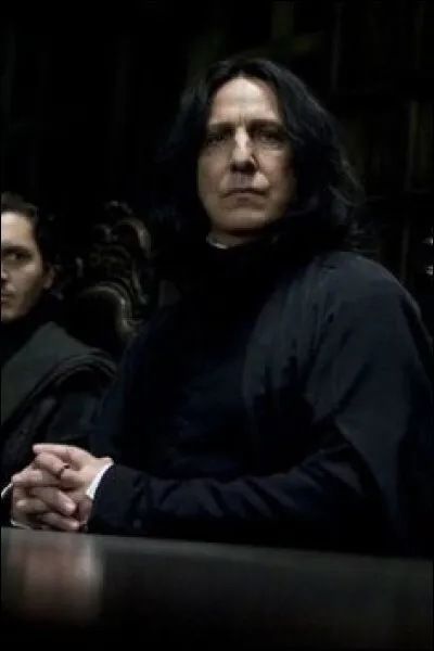 Où Severus Rogue se rend-il au début du film ?