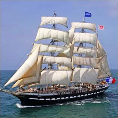 Quel trois-mâts français, lancé en 1896, classé monument historique, accueille aujourdhui des stages pour la navigation à la voile ?