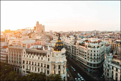 Ici, on mange surtout des tapas. Mon pays a une frontière avec la France. Qui suis-je ?