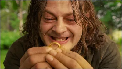 On ne peut la voir, on ne peut la sentir,
On ne peut l'entendre, on ne peut la respirer.
Elle s'étend derrière les étoiles et sous les collines,
Elle remplit les trous vides.
Elle vient d'abord et suit après.
Elle termine la vie, tue le rire.