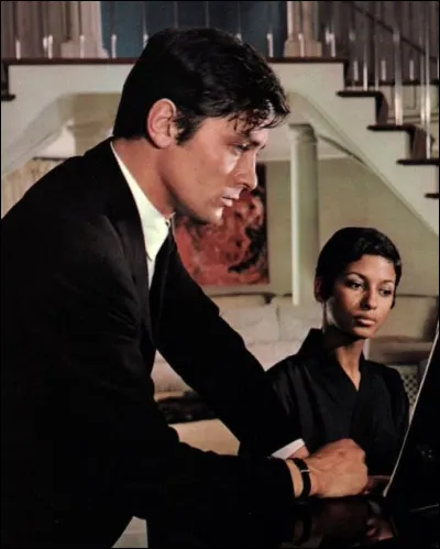 On revient sur le film "Le Samouraï" : Dans la scène finale, avant d'être abattu par la police, Jef, incarné par Delon, tueur à gage, aurait-il tué la pianiste (Cathy Rosier), selon sa mission ?