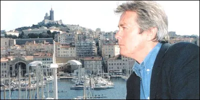 Quelle est cette série télévisée qui se déroule à Marseille et dans laquelle Delon joue le rôle du commissaire de police ?