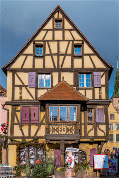 Comment s'appelle cet élément avancé par rapport au reste de la maison, et comportant un petit toit, réservé, à l'époque, aux plus riches ?