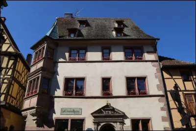 Cette grande maison du centre ne comporte PAS...