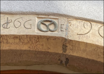 Que signifie ce symbole au-dessus de maisons de ville ?