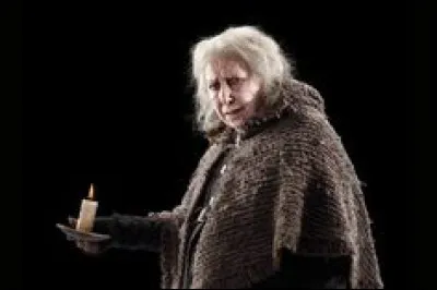 En quoi se transforme Bathilda Tourdesac ?