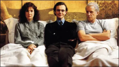 Dans un film de 2001, qui sont les parents de cet adulte se comportant tout comme un adolescent ?