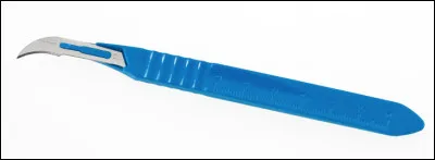 Quel est cet outil en B utilisé en chirurgie pour faire des incisions ?