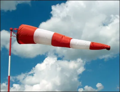 Quel est ce dispositif en B, une manche à air qui indique la direction du vent ?