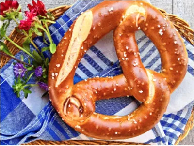 Quelle est cette pâtisserie salée en B à base de brioche pochée dans une solution alcaline ?