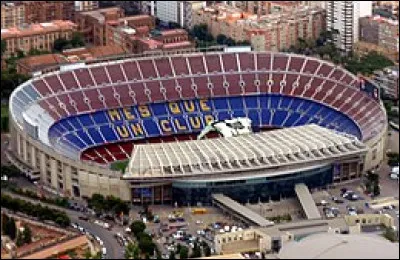 Le FC Barcelone en est le club résident depuis son inauguration. De quel stade s'agit-il ?