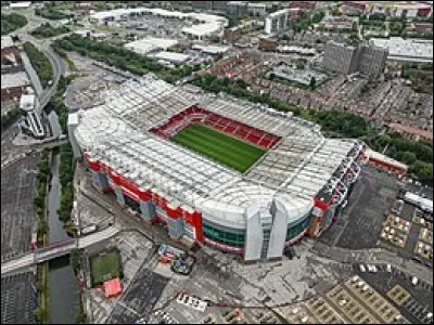 Dans quel pays se trouve le stade de football appelé Old Trafford ?