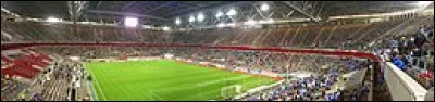 Dans quel stade évolue le club de football allemand fondé le 5 mai 1895, Fortuna Düsseldorf ?