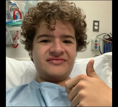 Combien Gaten a-t-il fait d'opérations, à cause de sa maladie ?