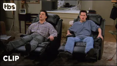 Où se trouvent coincés le poussin et le canard de Joey et de Chandler ?