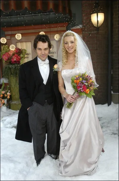 Comment Mike comptait-il faire sa première demande en mariage à Phoebe ?