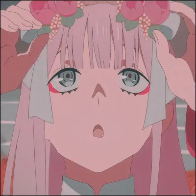 Qui est cette fille aux cheveux roses ?