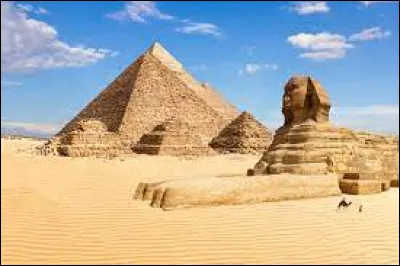 Quel est le pays célèbre pour les pyramides de Gizeh ?