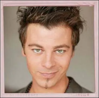 Comment s'appelle ce chanteur ?