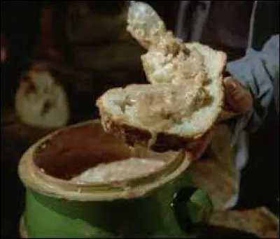 Dans le film "Les Bronzés font du ski", la scène du fromage est particulièrement savoureuse, mais comment s'appelle ce fromage ?