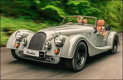 Quel est ce constructeur en M qui produit des véhicules dans la pure tradition britannique ?