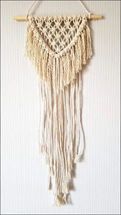 Quel est cet art de création en M, fondé sur une technique de noeuds à base de ficelle ?