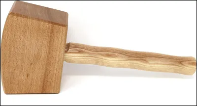 Quel est cet outil en M, un marteau à 2 têtes en bois très dur ?