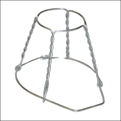 Quelle est cette armature de fil de fer en M qui maintient le bouchon d'une bouteille de champagne ?