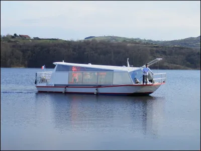 "Quand un bateau passe" est une chanson interprétée par ...