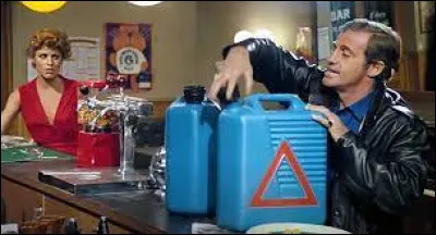 Sur cette image nous voyons au fond Catherine Lachens avec Jean-Paul Belmondo dans le film ...