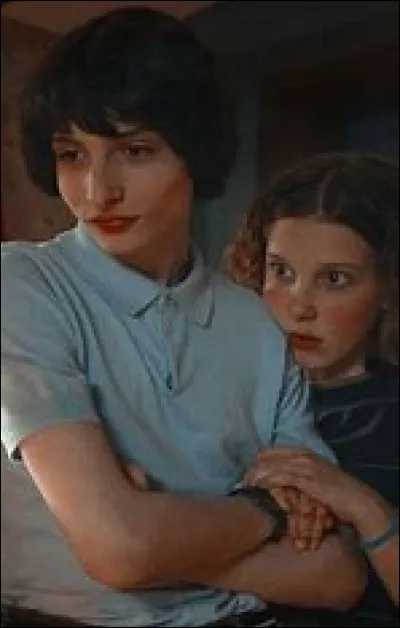 Mike embrasse Eleven dans la première saison.