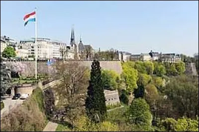 Je vous emmène maintenant à Luxembourg (Luxembourg). Comment nomme-t-on les habitants de cette ville ?