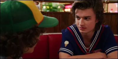 Que vend Steve là où il travaille ?