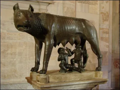 Comment s'appelle la louve qui recueille Remus et Romulus près du Tibre dans la mythologie romaine ?