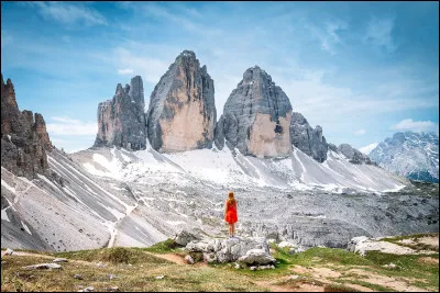Quelle est l'altitude maximale des Tre Cime di Lavaredo, dans les Dolomites ?