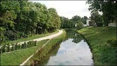 Nous sommes sur le canal de l'Ourcq, à Charmentray. Village Seine-et-Marnais, il se trouve en région ...