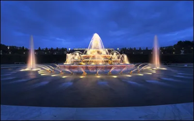 Par rapport à Louis XIV, qui était Philippe V, qui fut reconnu roi d'Espagne ?