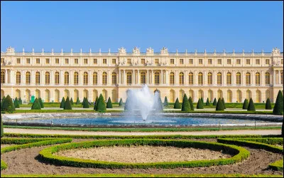Qui était l'architecte qui conçut les plans du château de Versailles ?