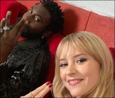 Démons (avec Angèle) : "Très sincèrement, si je m'en vais, je n'reviendrai plus. Besoin d'explorer autre chose, me perdre dans le cosmos. Ils parlèrent dans mon dos couvert de vêtements chers  "