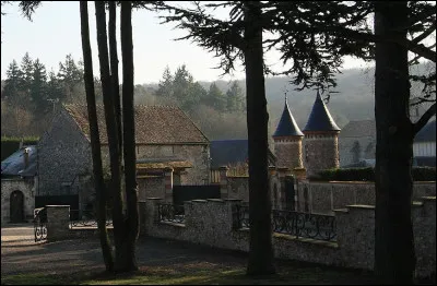 Ce que les Français ne savent pas alors - tout comme ils ignoraient jouer la princesse pour les frais - c'est que ces murs presque cyclopéens, des années durant, ont abrité des regards... [...Quoi donc ?]