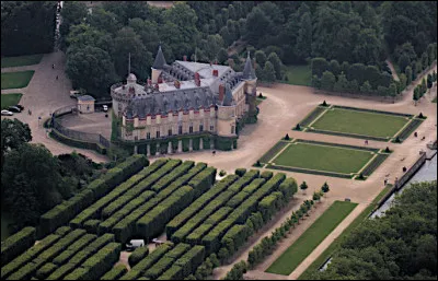 D'autres "résidences présidentielles" ont été rétrocédées, tels les châteaux du Trianon de Marbre, de Rambouillet et de Vizille (Isère), pour mémoire... Rambouillet, dites-vous... un château pourtant "rentable", non ?