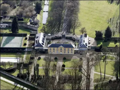 ''Ah ! Ça ira, ça ira, ça ira / les aristocrates (à/au) [...]'' Retrouvez le nom de cette autre résidence d'apparat (discrète ?) du 1er Ministre et ce qu'elle fut par le passé !
