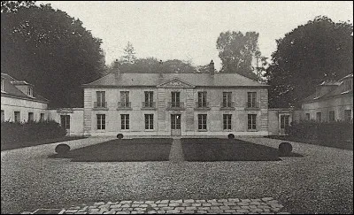 « Ici, vous êtes le colocataire de Louis XIV, de Dieu et du Soleil » : quel "colocataire" du lieu* susdit - à l'ego aussi surdimensionné que sa résidence - a-t-il bien pu prononcer ces paroles ?