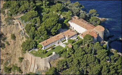 Fort de Brégançon > Dévolu au Président depuis 1963, l'un de ses hôtes - parfois ombrageux - n'aime pas l'endroit, le trouvant ''inconfortable'', déplorant de même que ... [Complétez !]. Qui était-ce ?