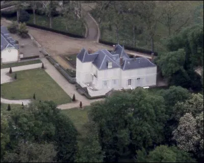 Mais alors, me direz-vous en écho à la Q.4, où fut-il remisé lors de ses temps libres, notre ministre Fillon ainsi privé de cette ''Lanterne'', ?